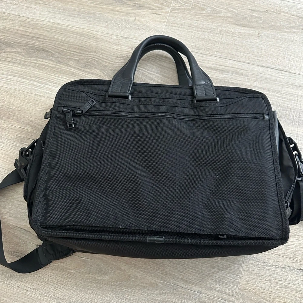 Tumi alpha 2 black expandable laptop briefcase bag 26141D2 - Picture 2 of 16